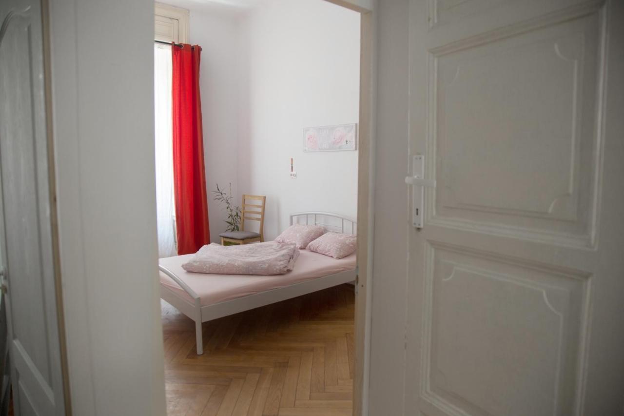 Old Town Hostel *